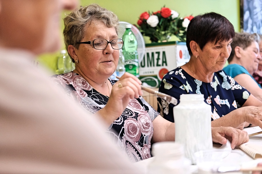 Liderzy 60+ podczas warsztatów artystycznych w Sursum Corda