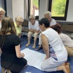 Liderzy 60+ podczas warsztatów artystycznych w Sursum Corda 12