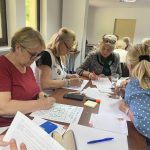 Liderzy 60+ podczas warsztatów artystycznych w Sursum Corda 18