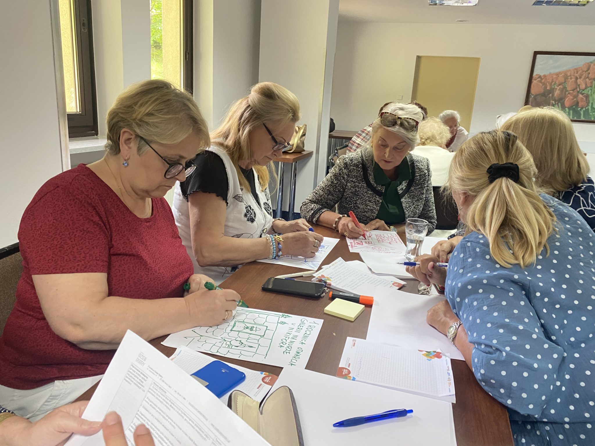 Liderzy 60+ podczas warsztatów artystycznych w Sursum Corda 18