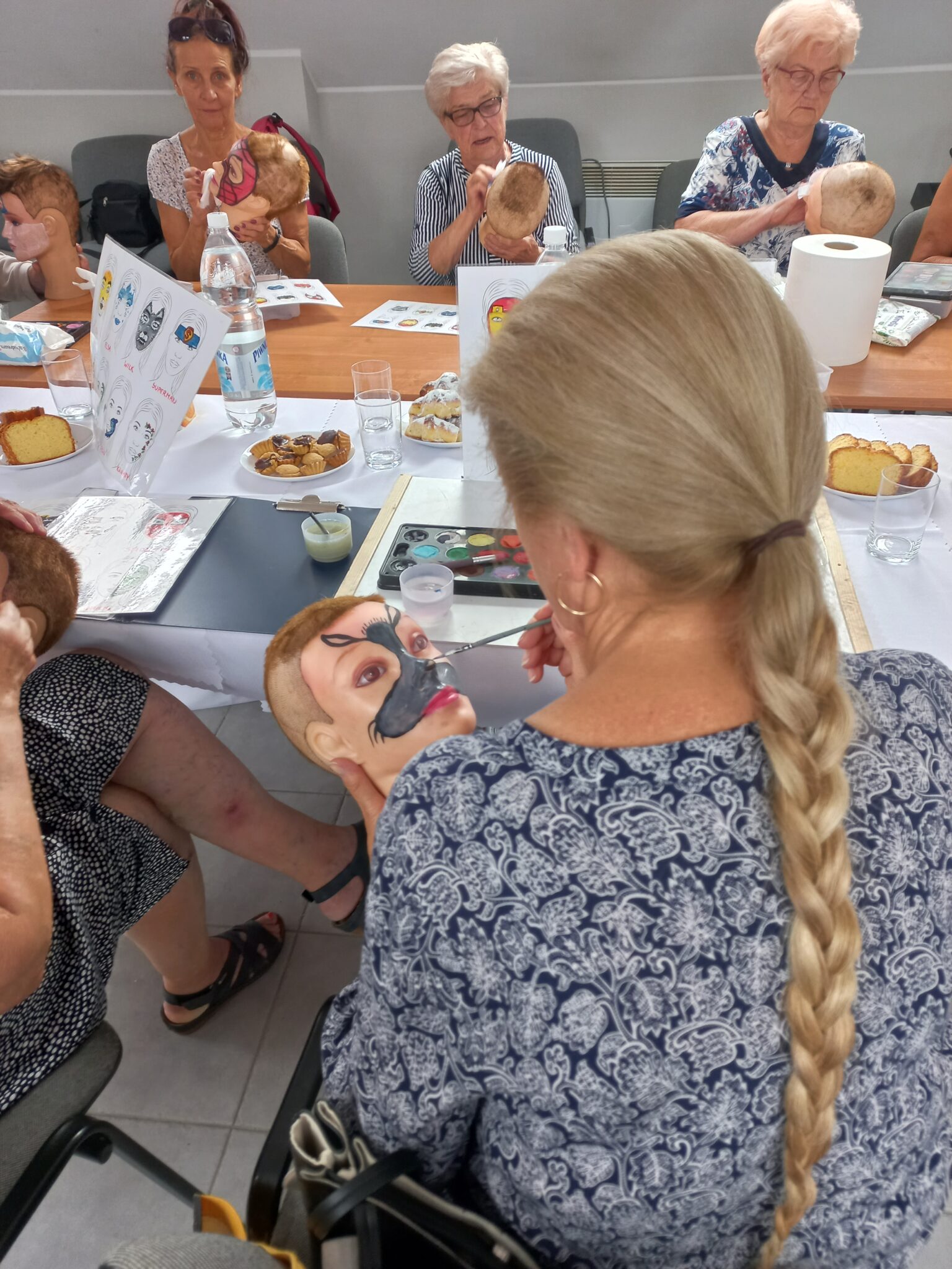 Balonowe zoo, malowanie twarzy, zabawy z chustą, czyli kreatywne zajęcia dla seniorów 1