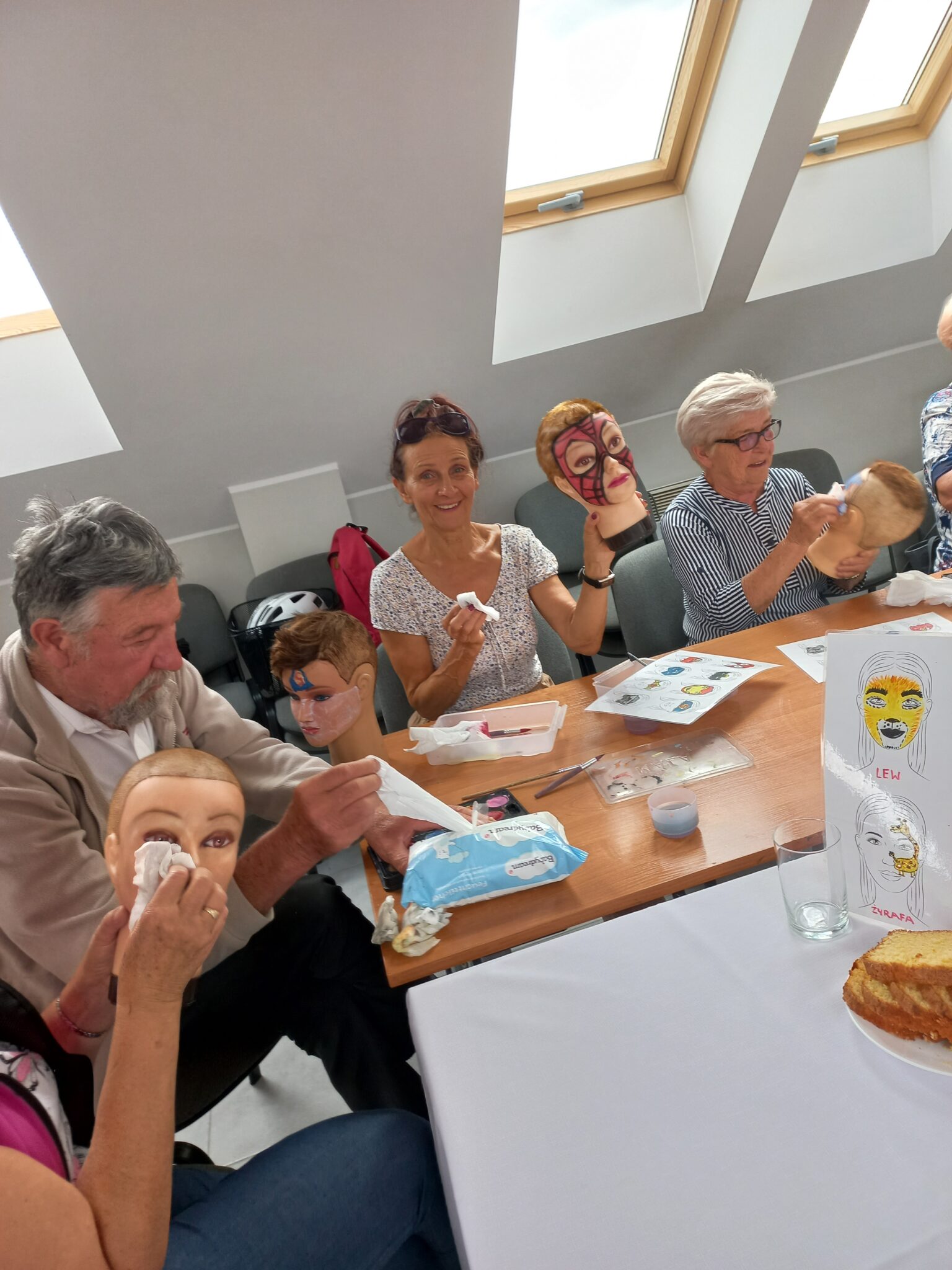 Balonowe zoo, malowanie twarzy, zabawy z chustą, czyli kreatywne zajęcia dla seniorów 2