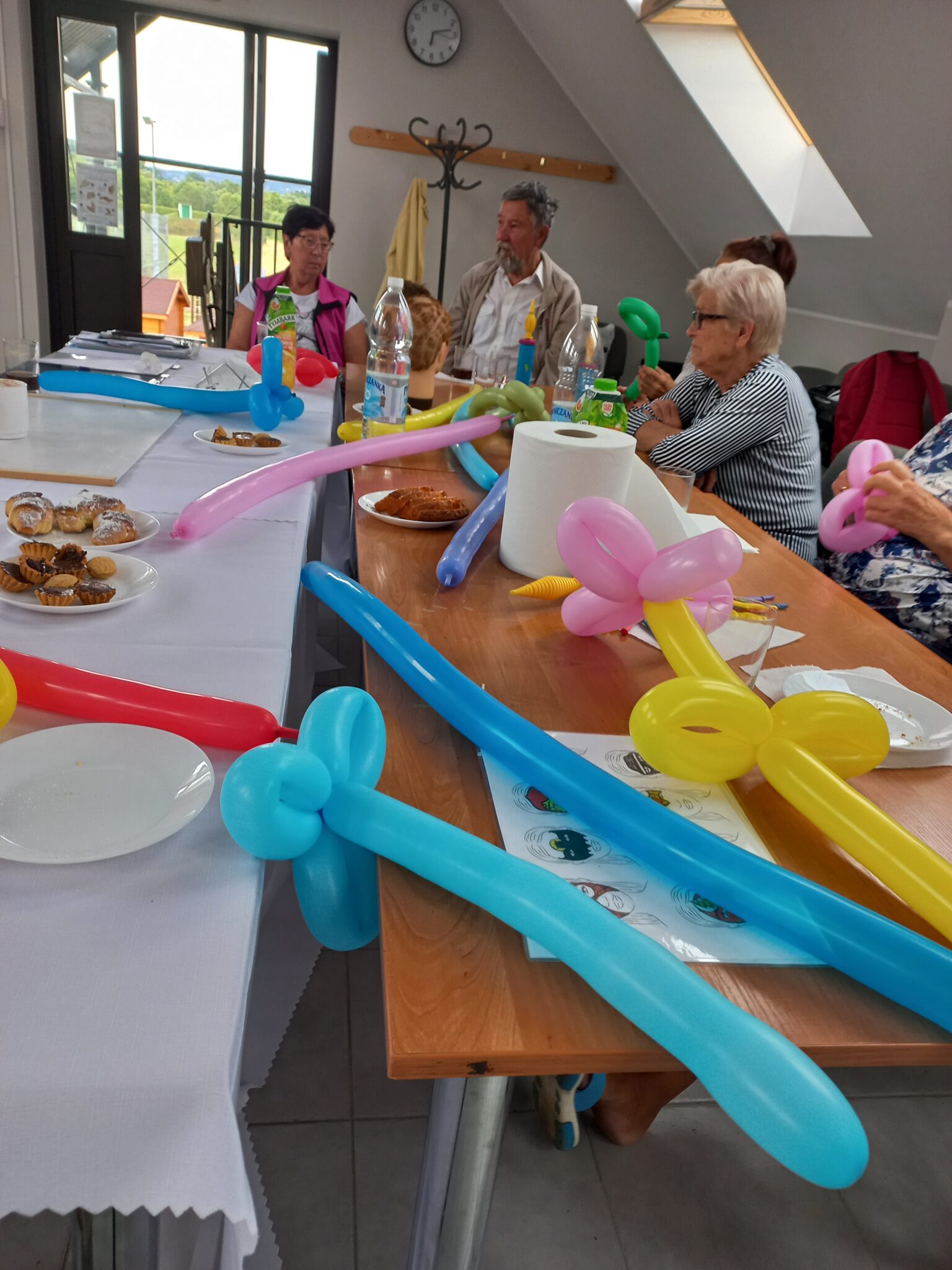 Balonowe zoo, malowanie twarzy, zabawy z chustą, czyli kreatywne zajęcia dla seniorów 3