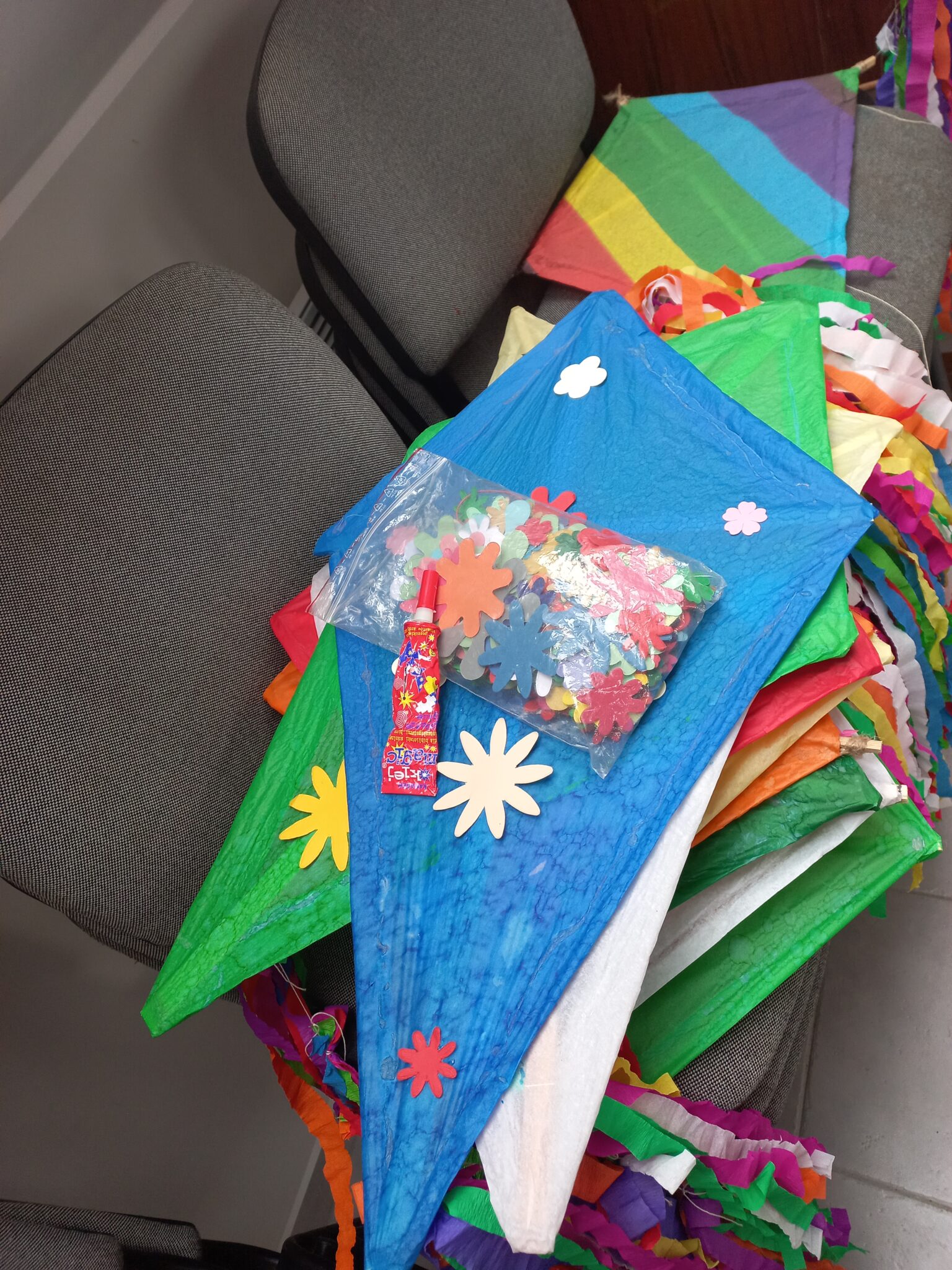 Balonowe zoo, malowanie twarzy, zabawy z chustą, czyli kreatywne zajęcia dla seniorów 4