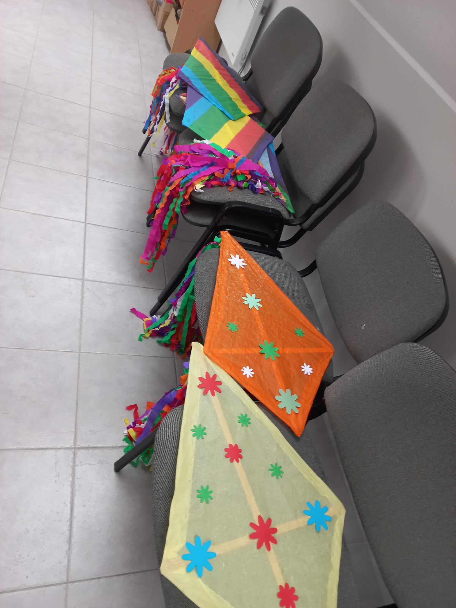 Balonowe zoo, malowanie twarzy, zabawy z chustą, czyli kreatywne zajęcia dla seniorów 6