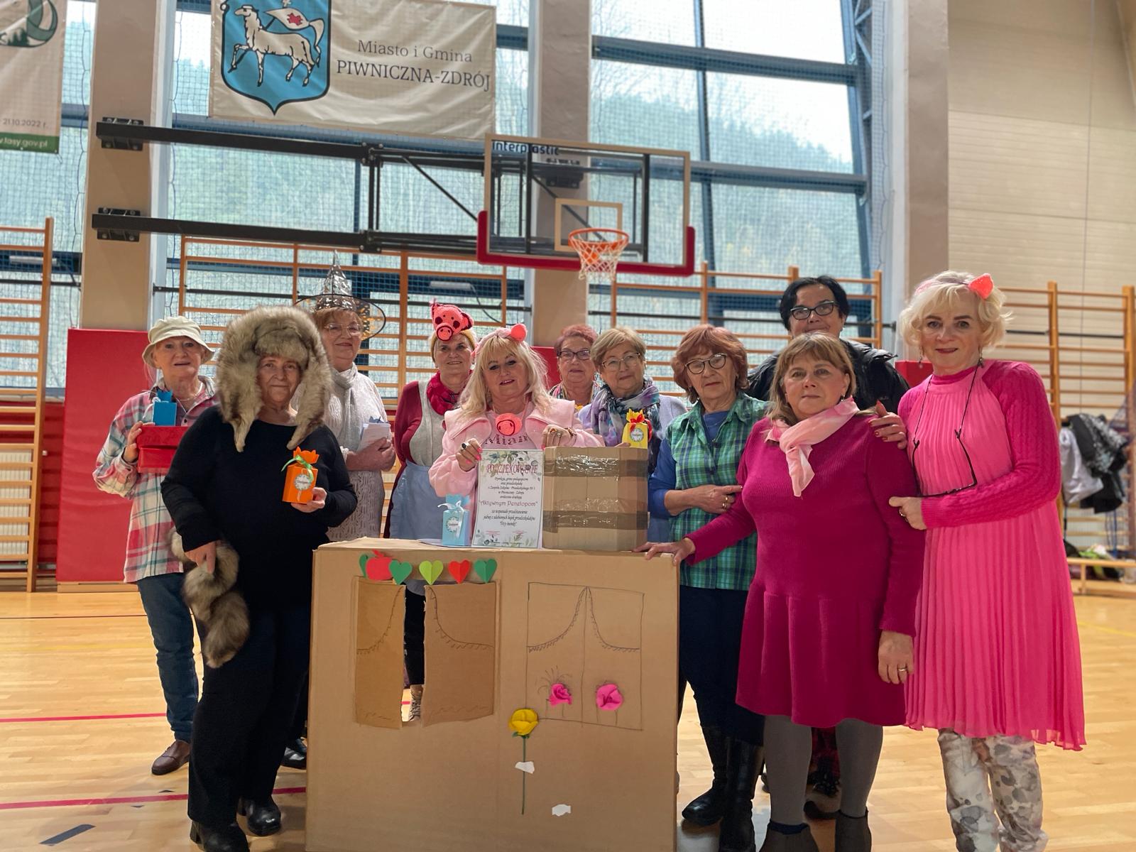 Występ seniorów dla dzieci – spektakl Trzy Świnki